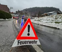 Symbolfoto von 5min.at: Ein Feuerwehr Schild auf einer K&auml;rntner Stra&szlig;e