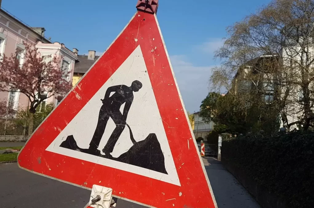 Foto zu einem Beitrag von 5min.at: Schild weist auf eine Baustelle hin.