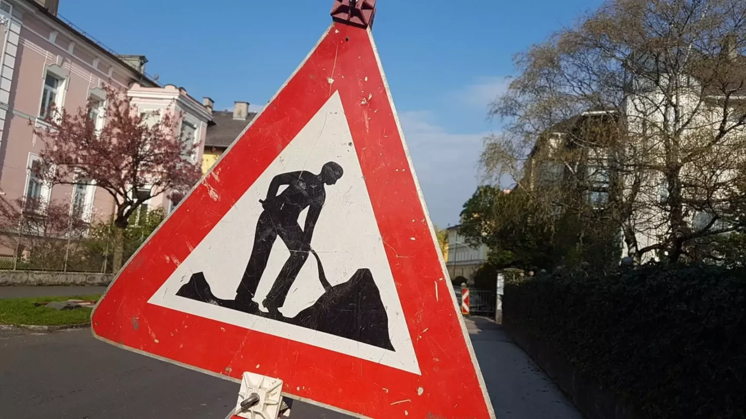 Foto zu einem Beitrag von 5min.at: Schild weist auf eine Baustelle hin.