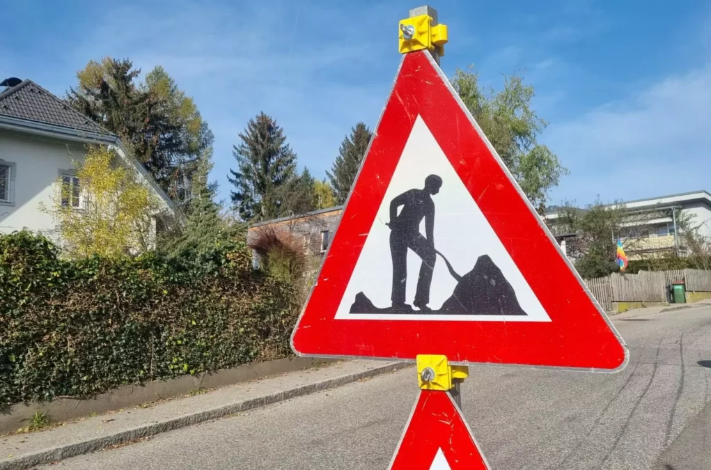 Foto zu einem Beitrag von 5min.at: Schild weist auf eine Baustelle hin.
