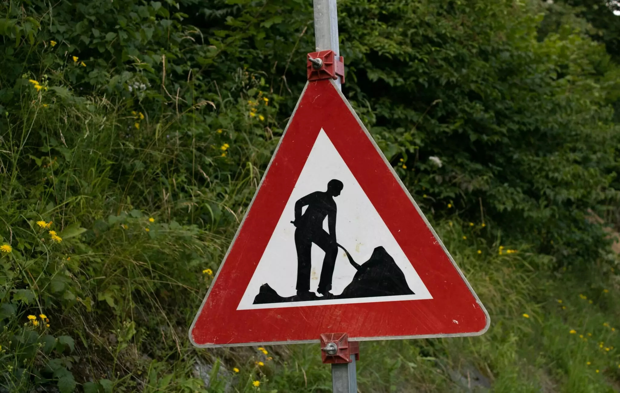 Foto zu einem Beitrag von 5min.at: Schild weist auf eine Baustelle hin.