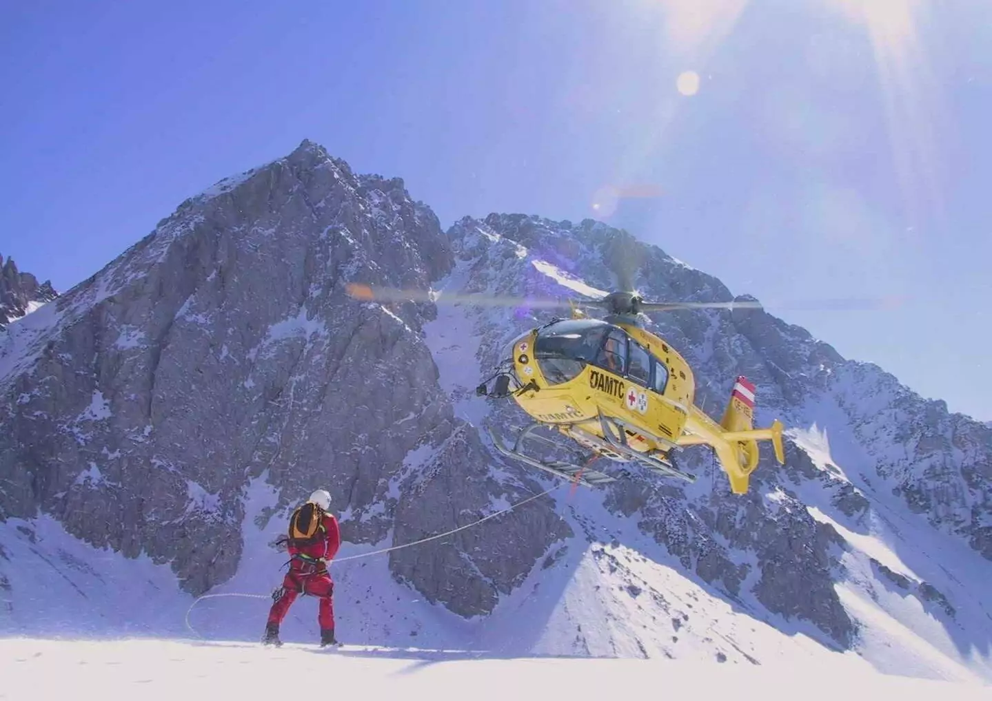 Symbolfoto von 5min.at: Ein Hubschrauber des ÖAMTC im Einsatz