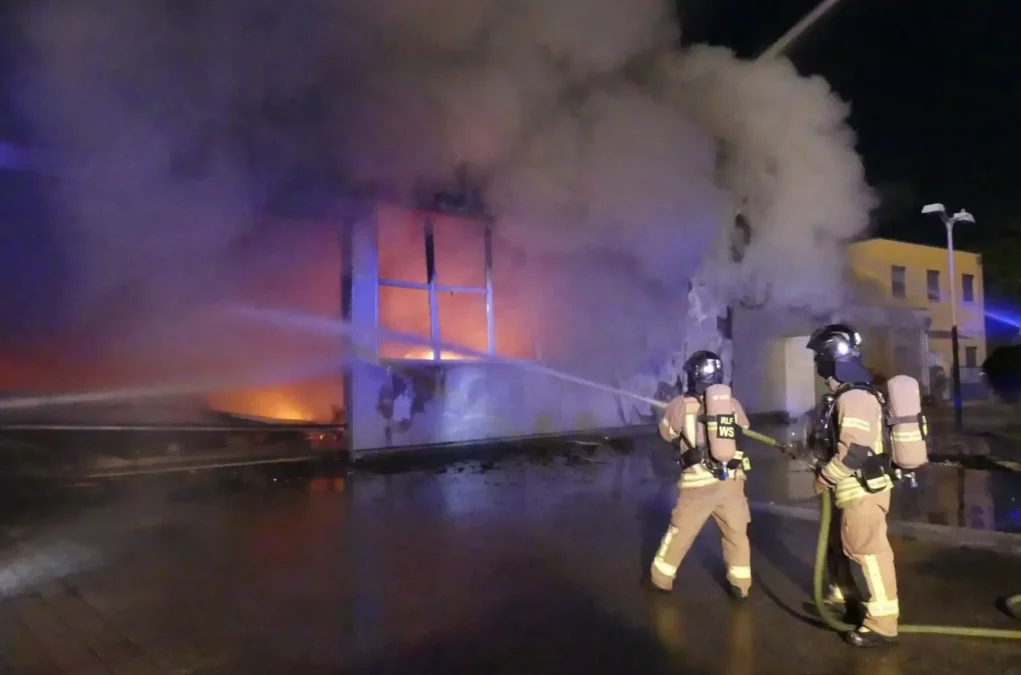 Symbolfoto zu einem Beitrag von 5min.at: Eine Grazer Feuerwehr löscht einen Hausbrand bei Nacht