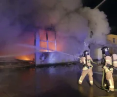 Symbolfoto zu einem Beitrag von 5min.at: Eine Grazer Feuerwehr l&ouml;scht einen Hausbrand bei Nacht