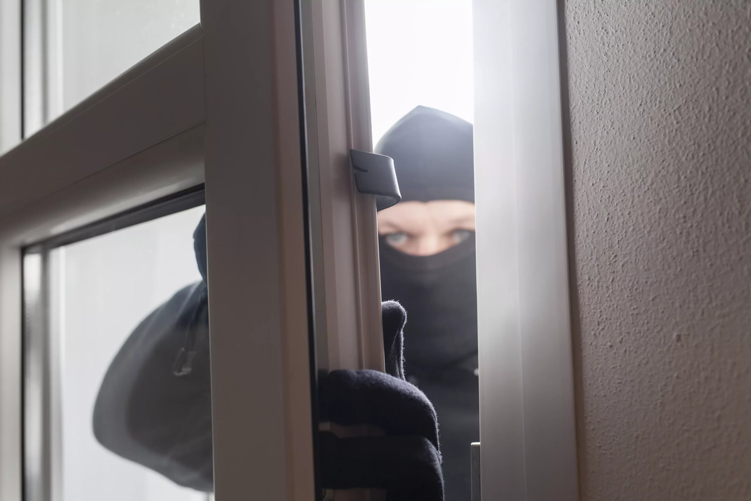 Symbolfoto zu einem Beitrag von 5min.at: Diebe verschaffen sich mit Brecheisen Zugang über eine Tür bei Nacht.