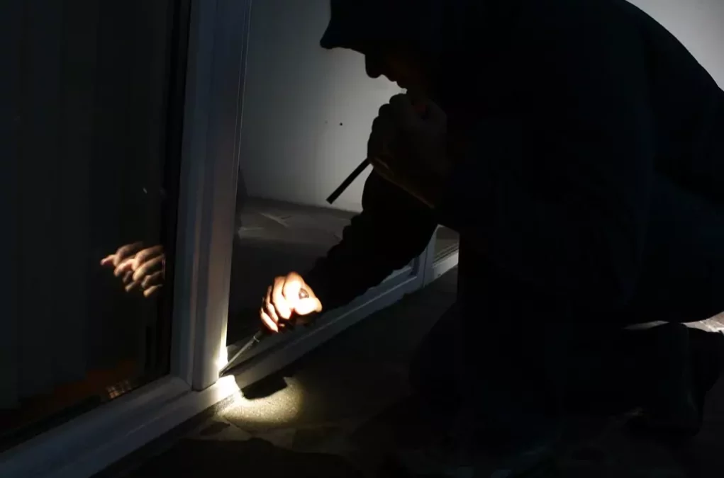 Symbolfoto zu einem Beitrag von 5min.at: Diebe verschaffen sich mit Brecheisen Zugang &uuml;ber eine T&uuml;r.