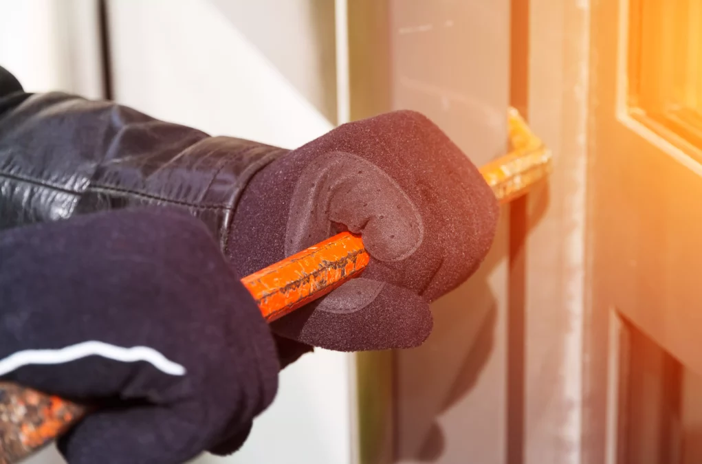 Symbolfoto von 5min.at: Einbruch in ein Haus mit einer Brechstange.