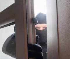 Symbolfoto von 5min.at: Mann bricht &uuml;ber die Terrasse in ein Haus ein.