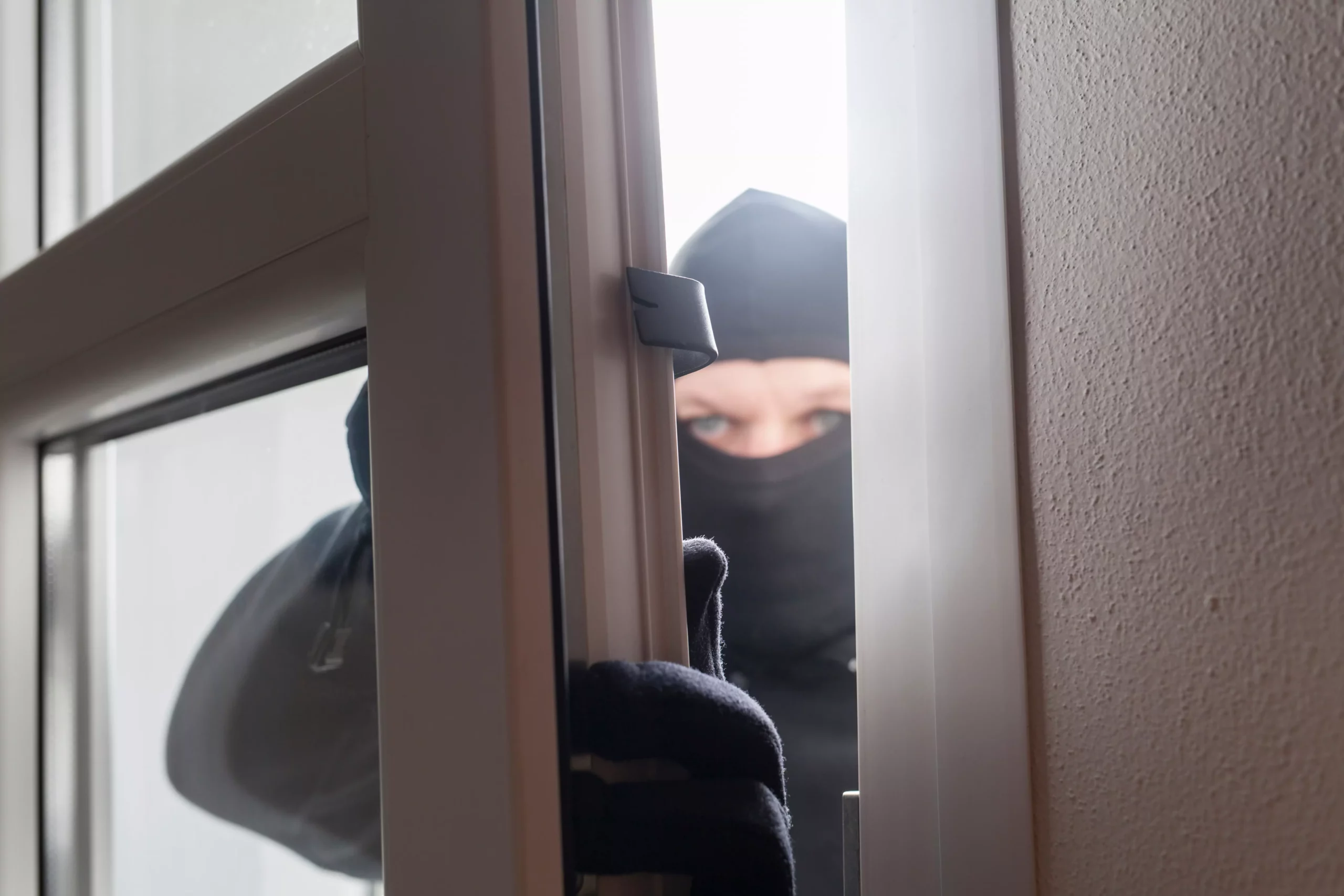 Symbolfoto von 5min.at: Mann bricht über die Terrasse in ein Haus ein.