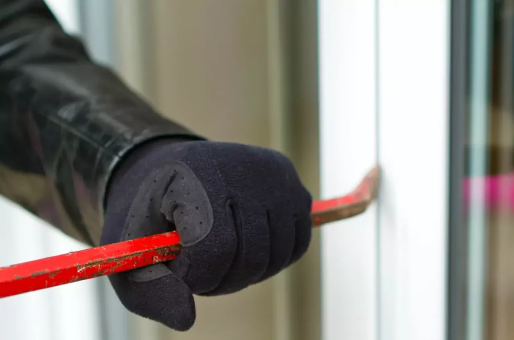 Symbolfoto zu einem Beitrag von 5min.at: Dieb bricht in Fenster ein.