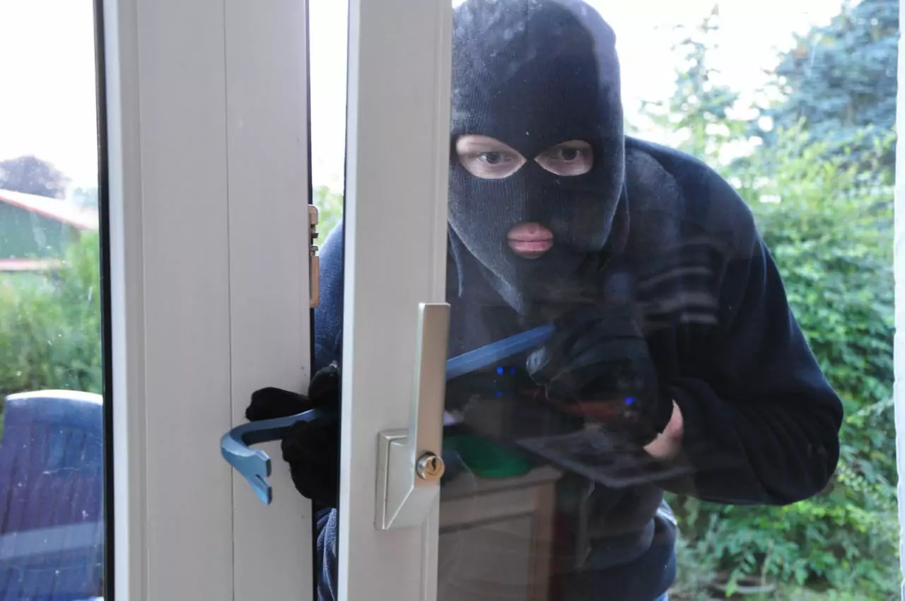 Symbolfoto zu einem Beitrag von 5min.at: Dieb bricht in ein Haus ein.