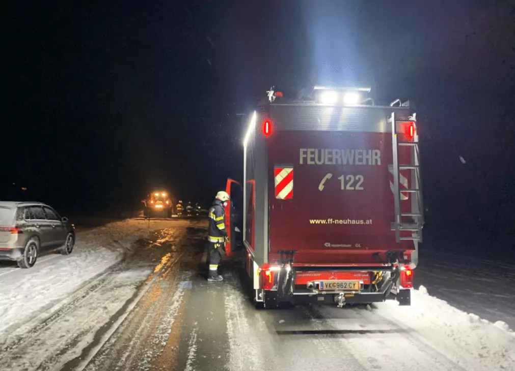 Symbolfoto zu einem Beitrag von 5min.at: Eine Kärntner Feuerwehr bei Nacht und Schneefahrbahn