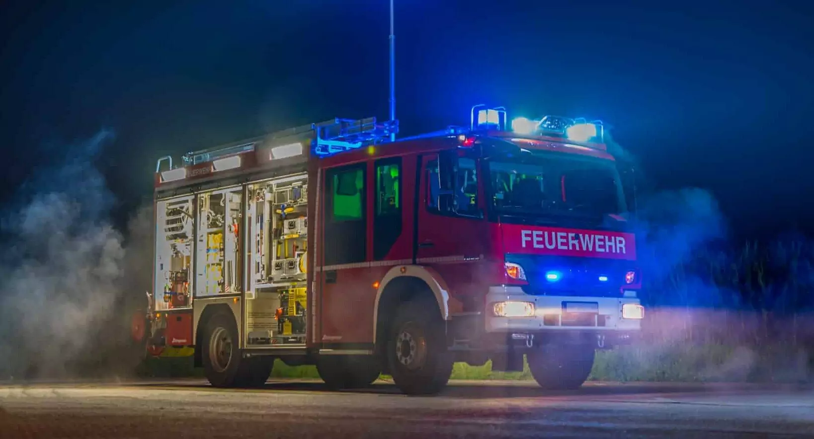 Symbolfoto zu einem Beitrag von 5min.at: Ein Feuerwehrauto bei Nacht