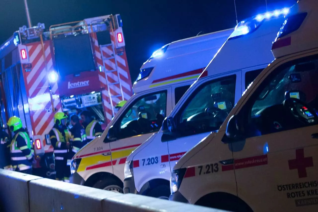 Symbolfoto zu einem Beitrag von 5min.at: Feuerwehr und Rettung aus Kärnten im Einsatz bei Nacht.