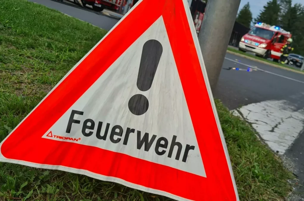 Symbolfoto zu einem Beitrag von 5min.at: Ein Schild mit dem Schriftlaut Feuerwehr