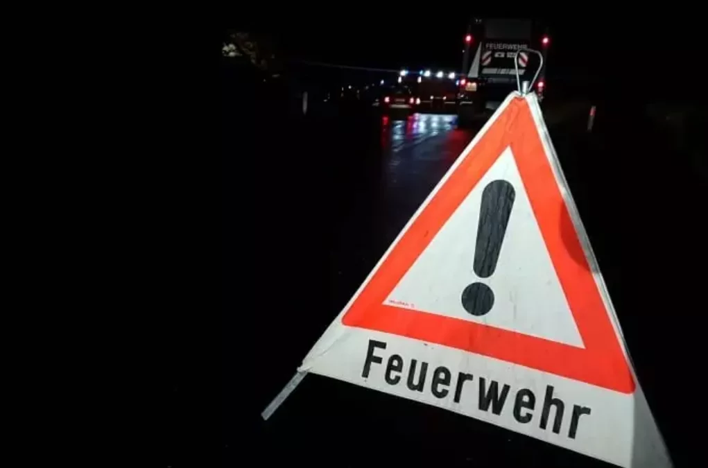 Symbolfoto zu einem Beitrag von 5min.at: Ein Schild mit dem Schriftlaut Feuerwehr bei Nacht