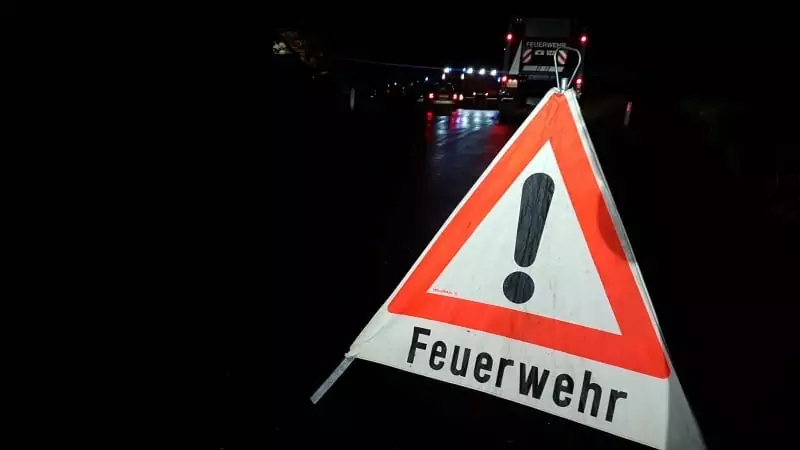 Symbolfoto zu einem Beitrag von 5min.at: Ein Schild mit dem Schriftlaut Feuerwehr bei Nacht