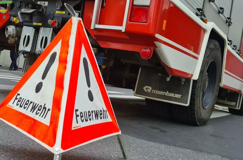 Symbolfoto zu einem Beitrag von 5min.at: Ein Schild mit dem Schriftlaut Feuerwehr