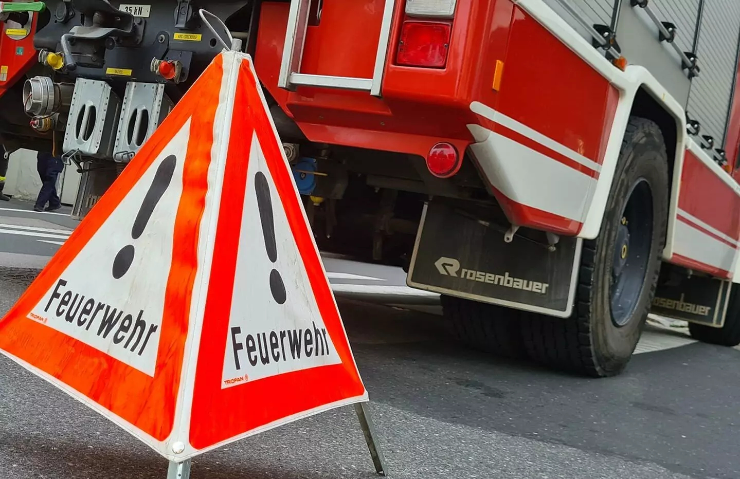 Symbolfoto zu einem Beitrag von 5min.at: Ein Schild mit dem Schriftlaut Feuerwehr
