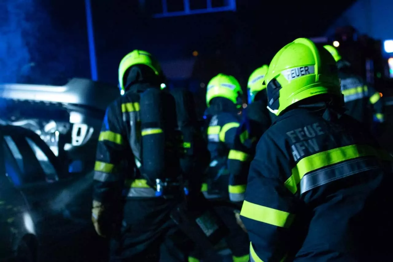 Symbolfoto von 5min.at: Mehrere Kärntner Feuerwehrmänner bei Nacht