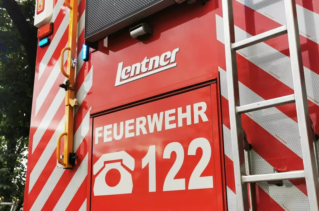 Symbolfoto zu einem Beitrag von 5min.at: Eine K&auml;rntner Feuerwehr von hinten