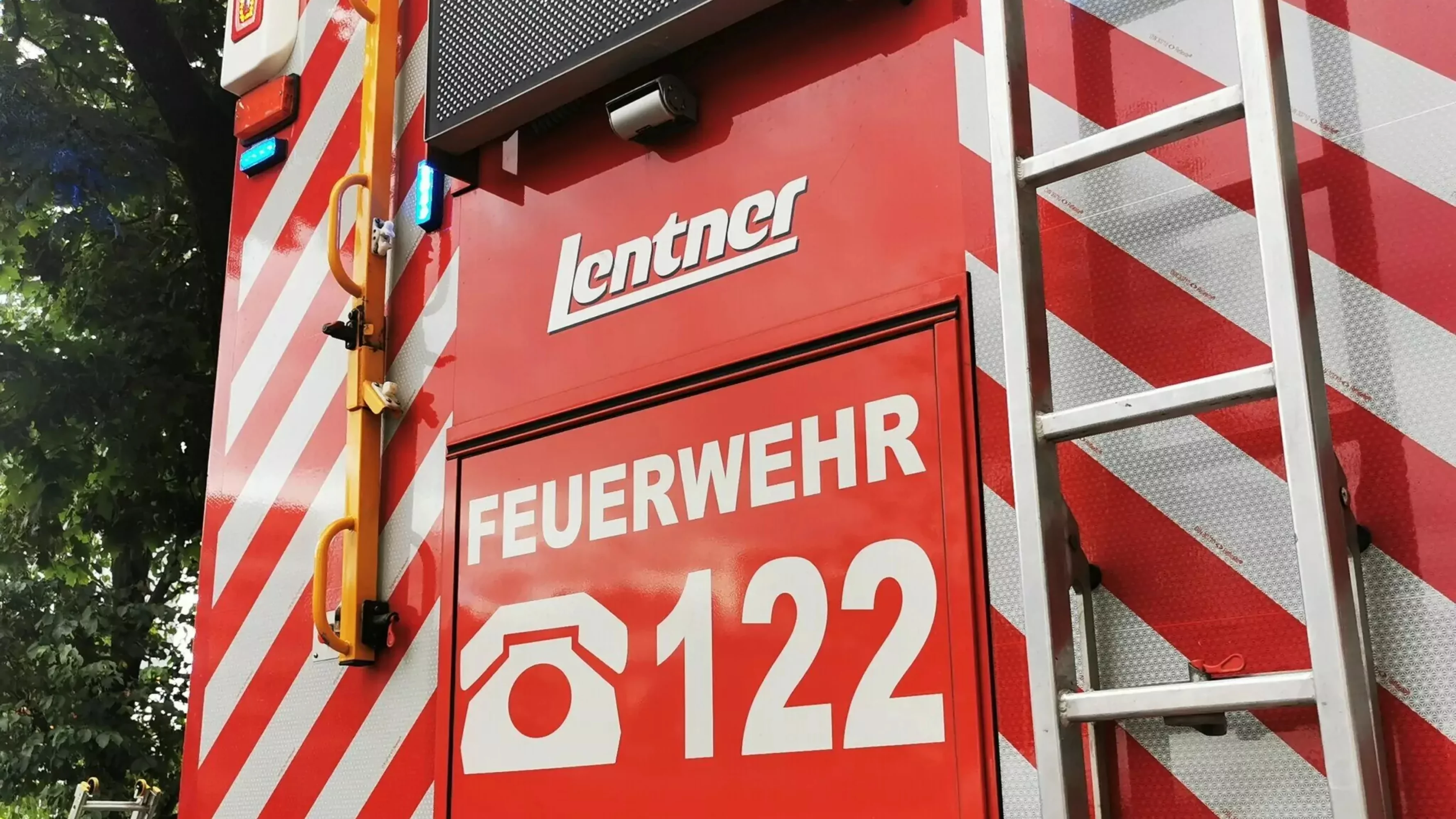 Symbolfoto zu einem Beitrag von 5min.at: Eine Kärntner Feuerwehr von hinten