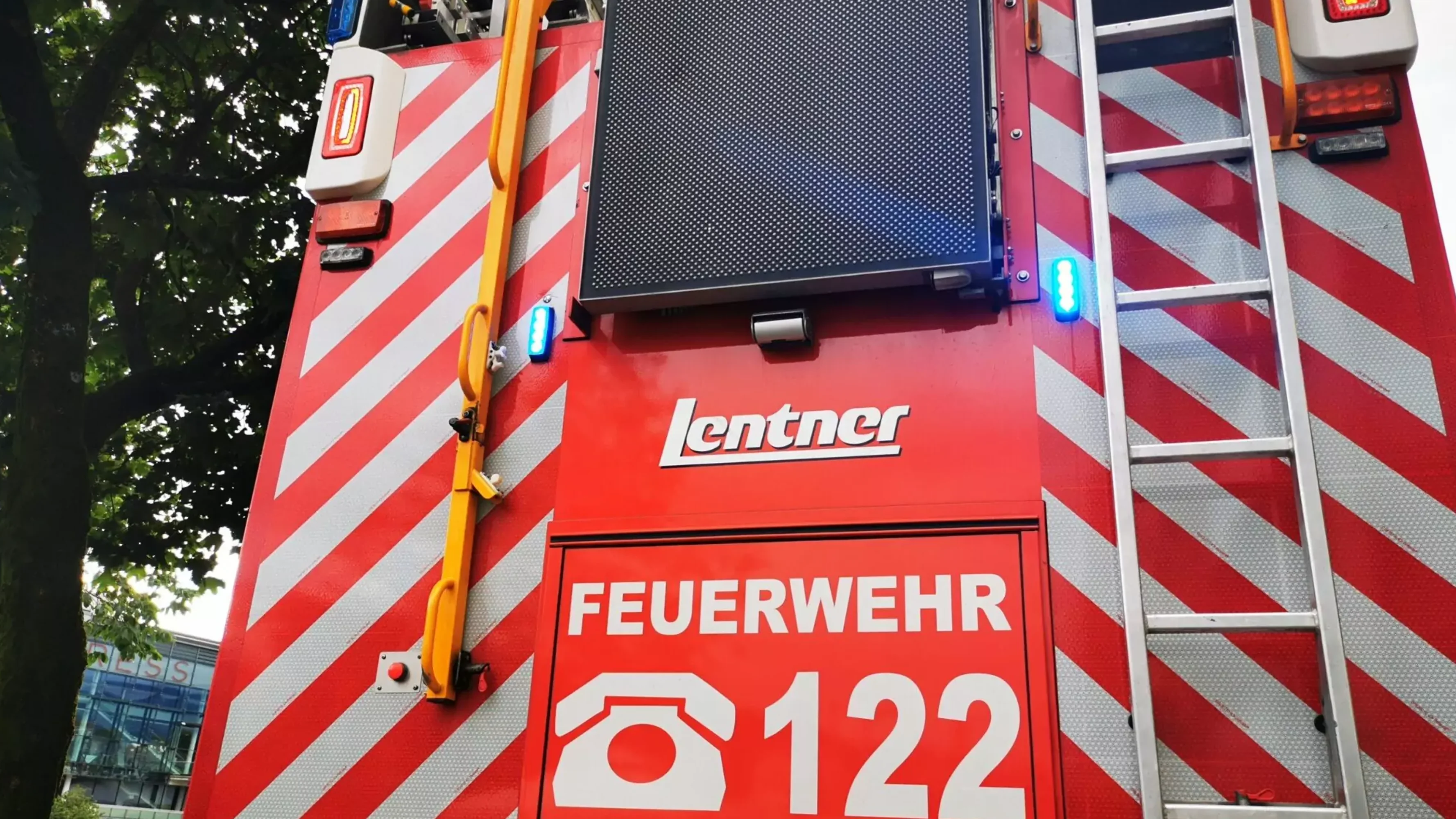 Symbolfoto zu einem Beitrag von 5min.at: Eine Kärntner Feuerwehr von hinten