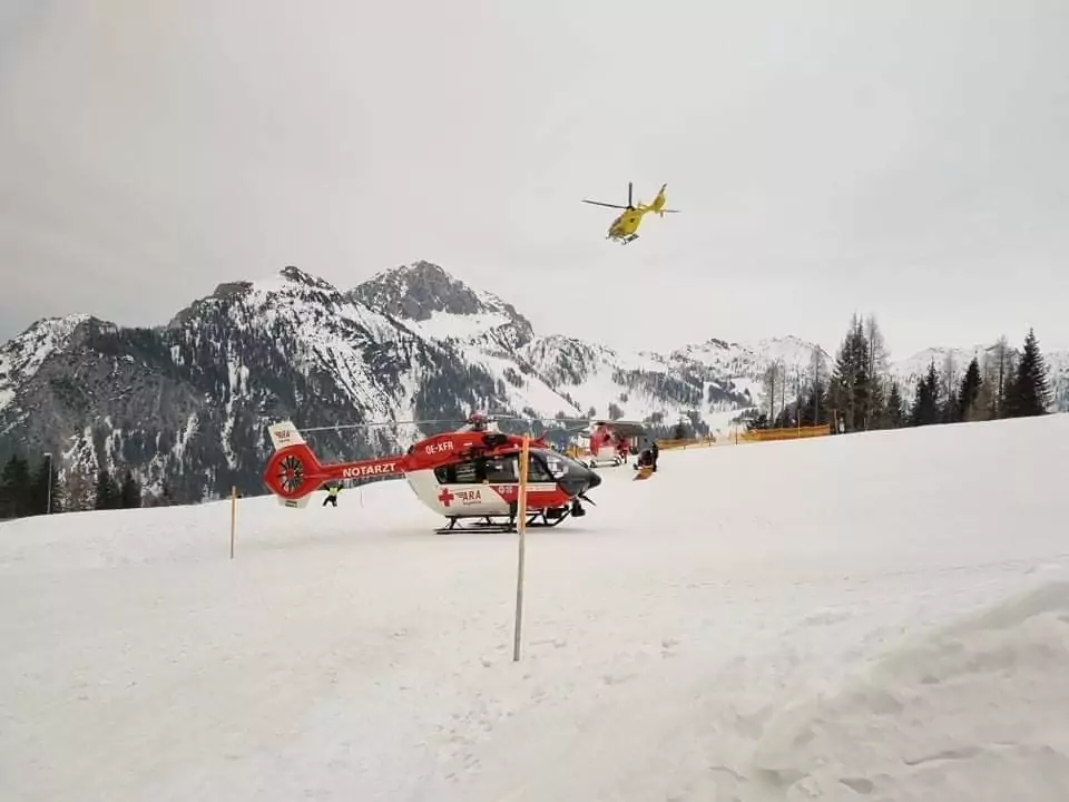 Symbolfoto von 5min.at: Ein Hubschrauber im Einsatz im Winter