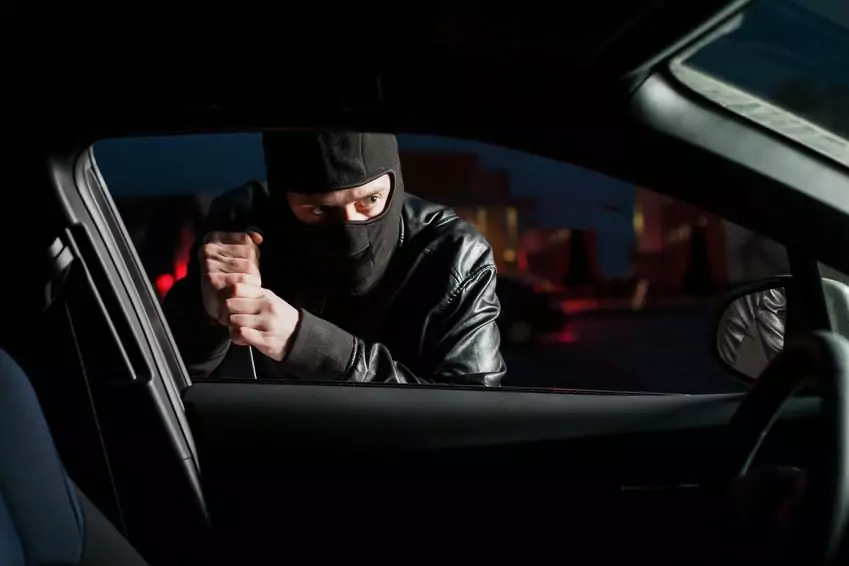 Symbolfoto zu einem Beitrag von 5min.at: Dieb bricht in ein Auto ein.