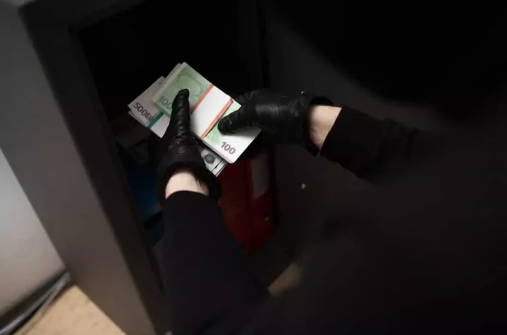 Symbolfoto zu einem Beitrag von 5min.at: Dieb holt sich Geld aus dem Tresor.