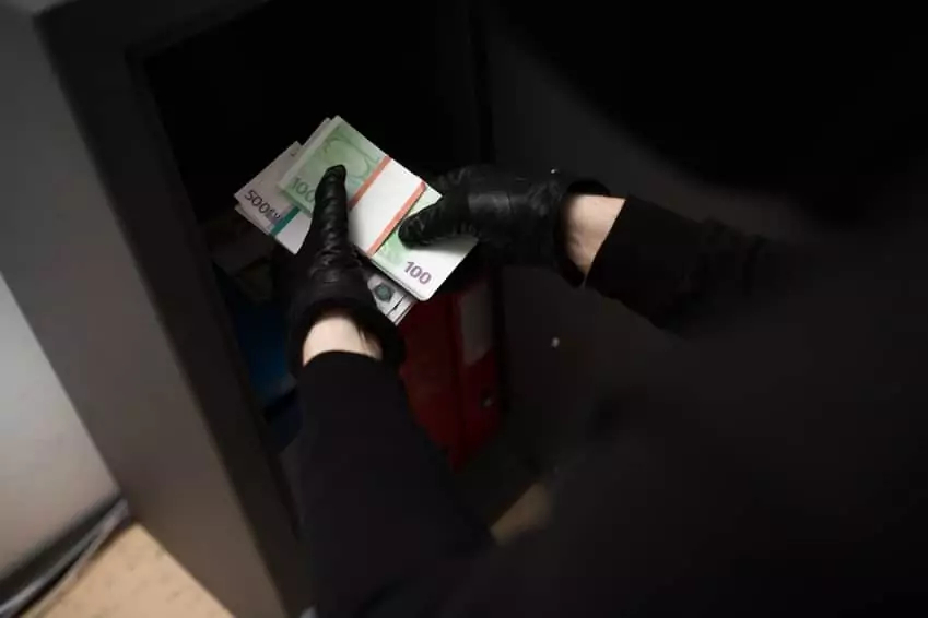 Symbolfoto zu einem Beitrag von 5min.at: Dieb holt sich Geld aus dem Tresor.
