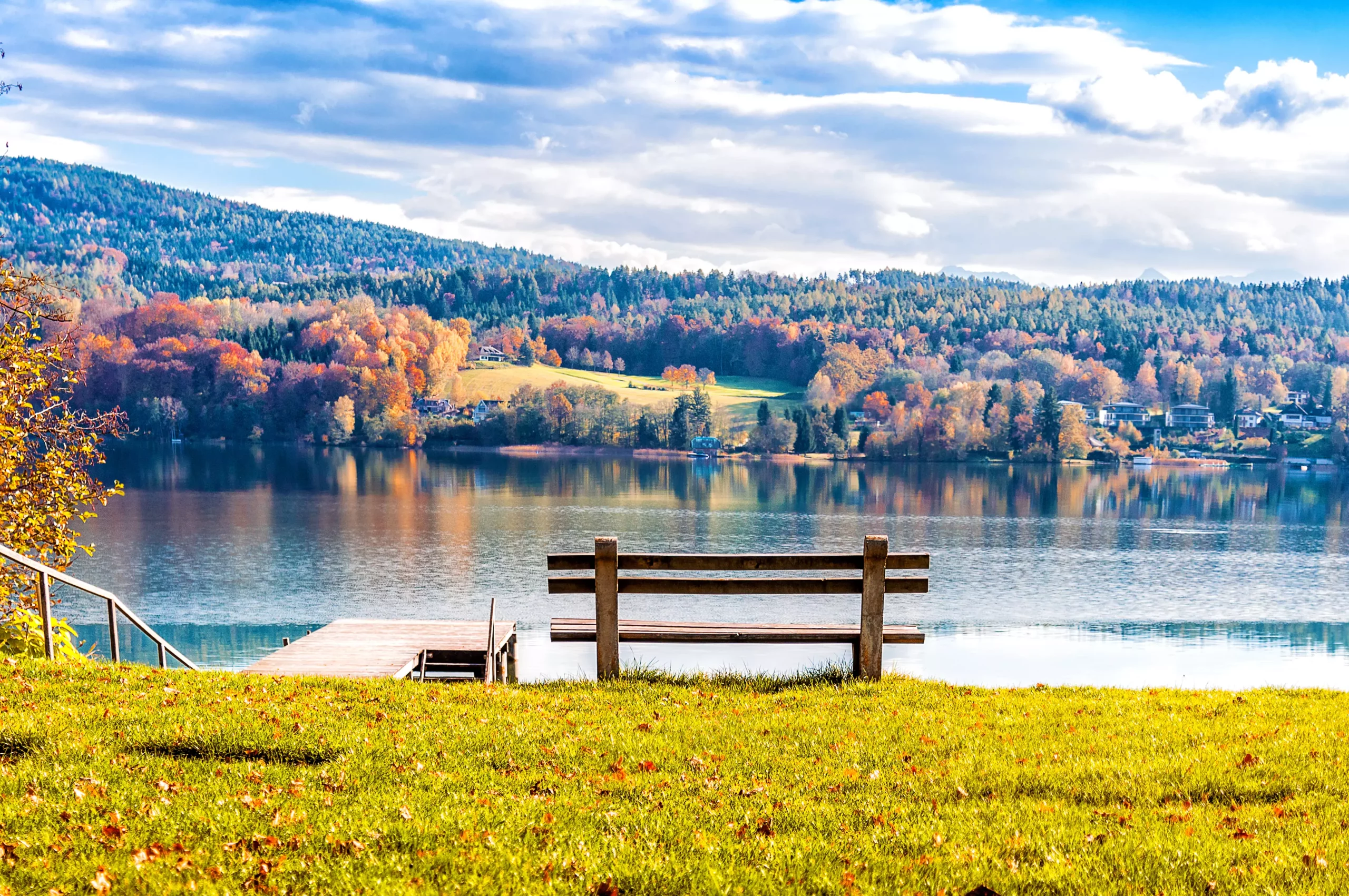 Symbolfoto von 5min.at: Blick auf den Wörthersee im Herbst.