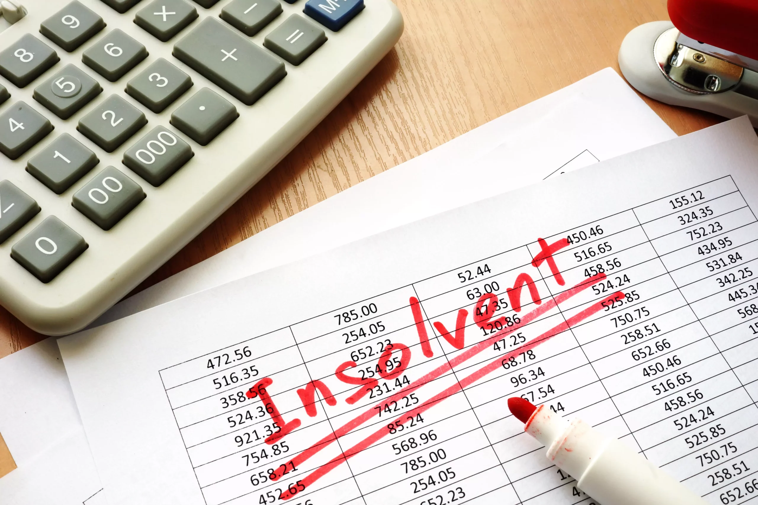 Symbolfoto zu einem Beitrag von 5min.at: Auf einem Papier steht Insolvenz geschrieben.