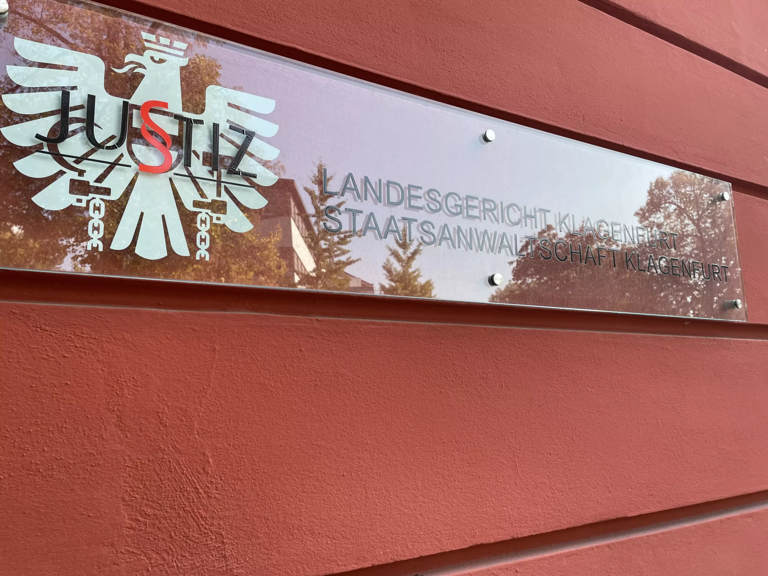 Foto zu einem Beitrag von 5min.at: Das Landesgericht in Klagenfurt von außen.