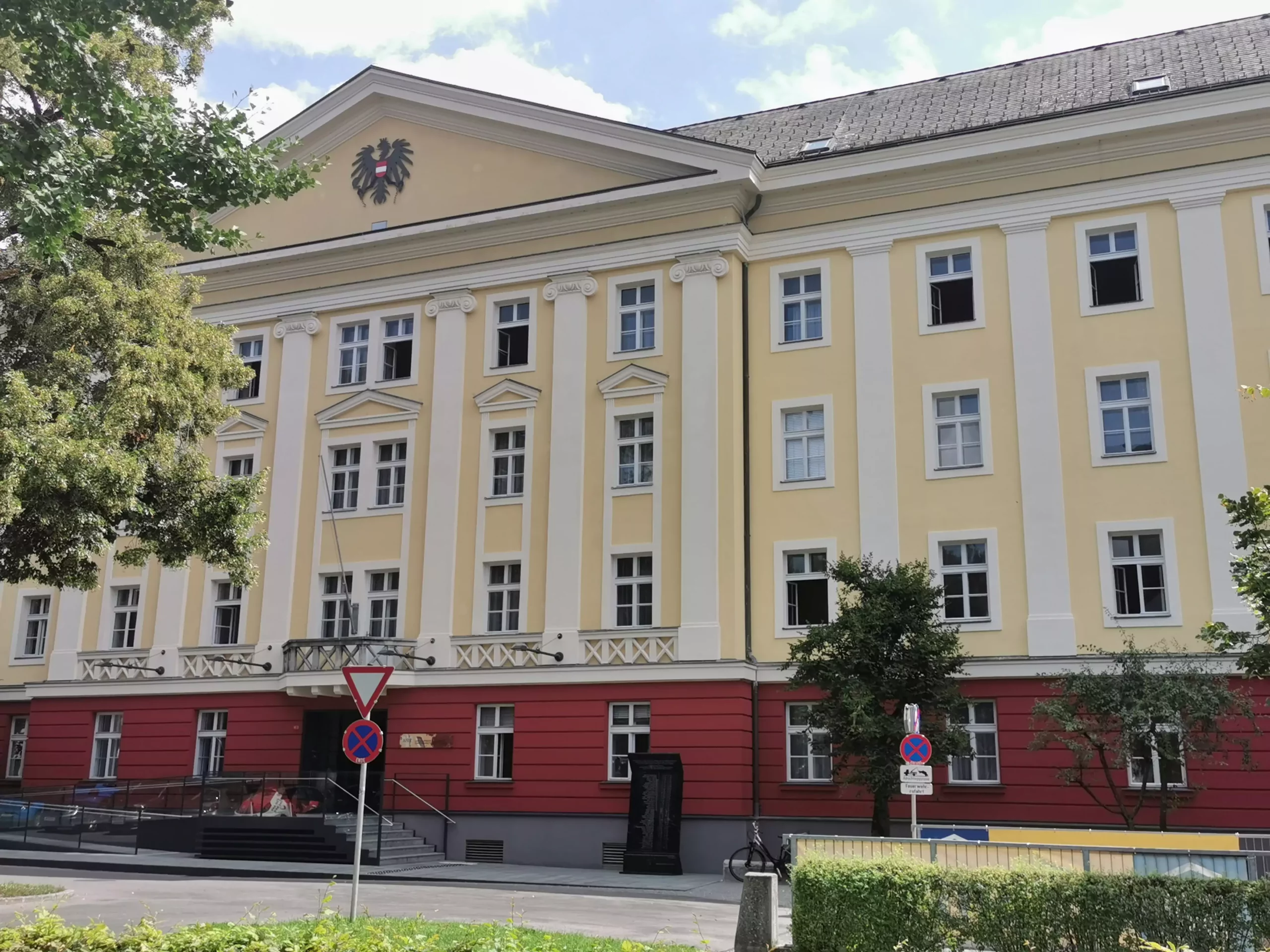 Foto zu einem Beitrag von 5min.at: Das Landesgericht in Klagenfurt von außen.