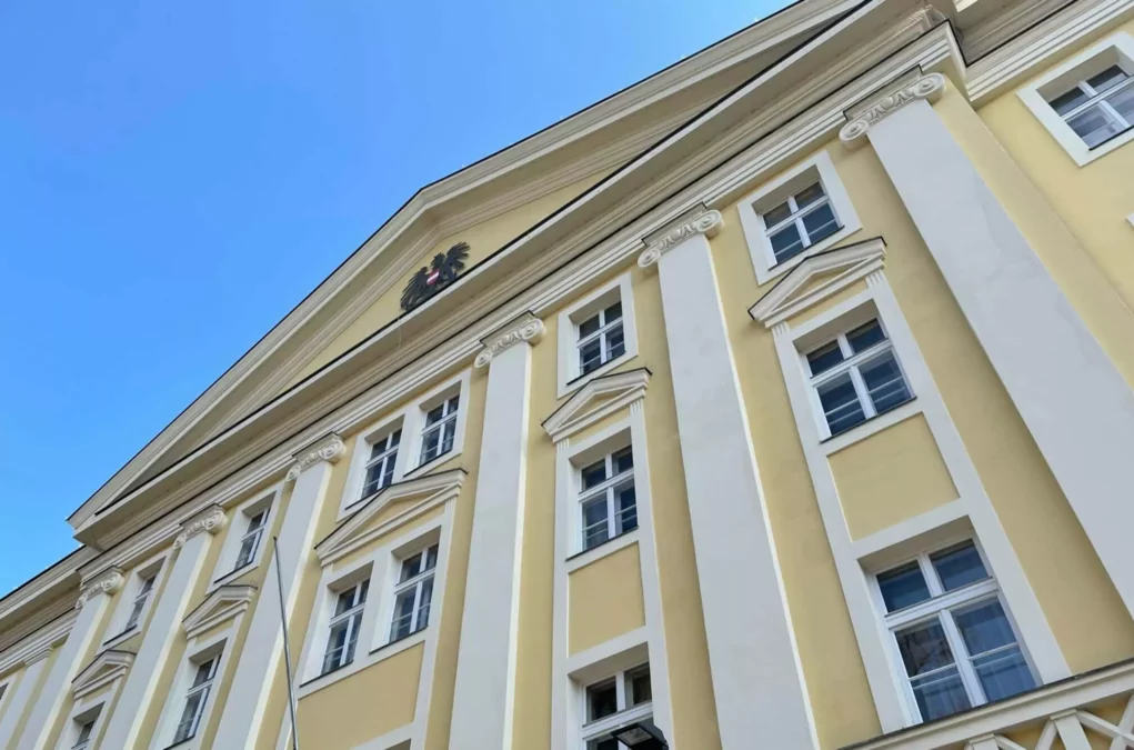 Foto zu einem Beitrag von 5min.at: Das Landesgericht in Klagenfurt von außen.