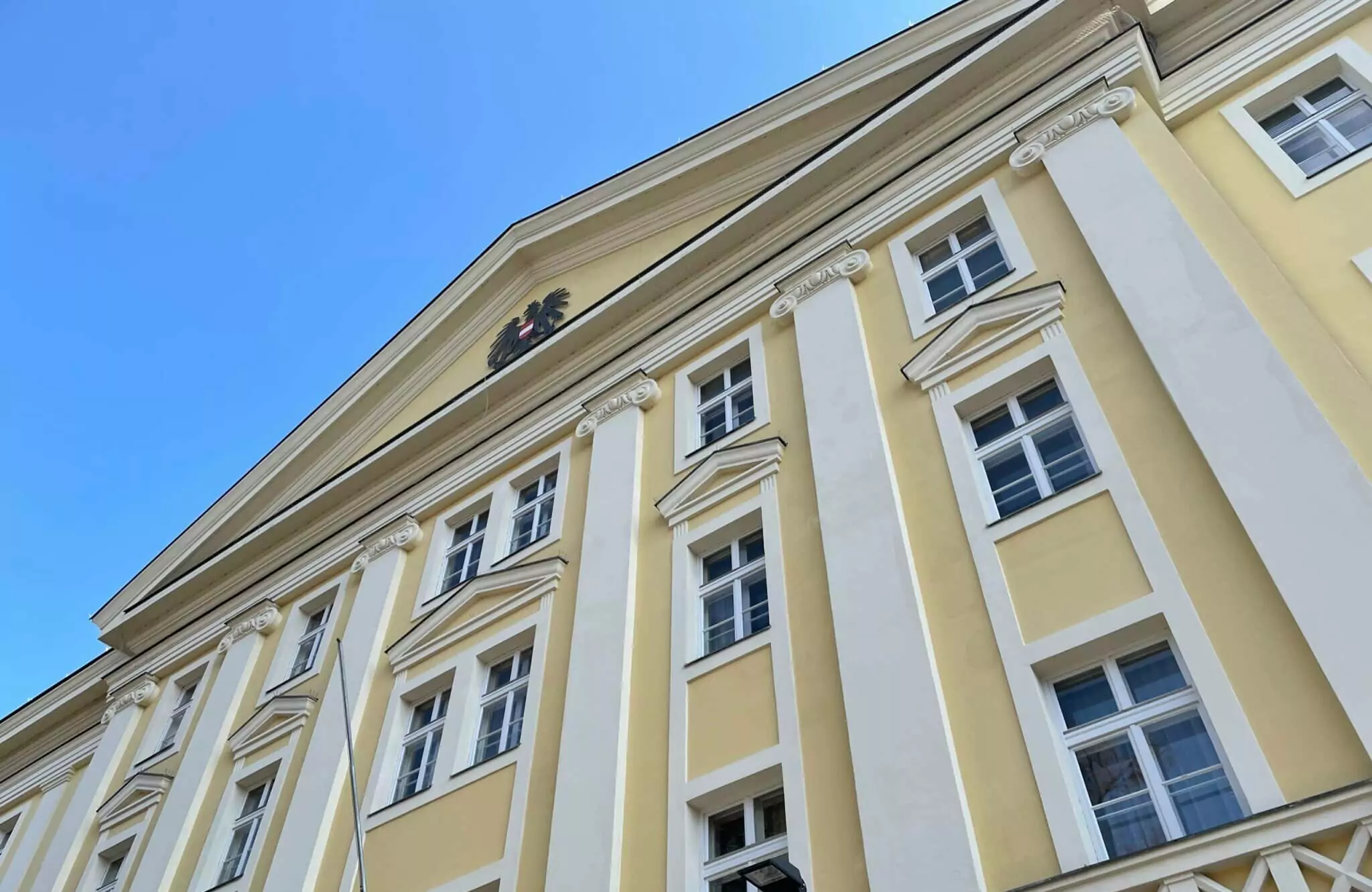 Foto zu einem Beitrag von 5min.at: Das Landesgericht in Klagenfurt von außen.