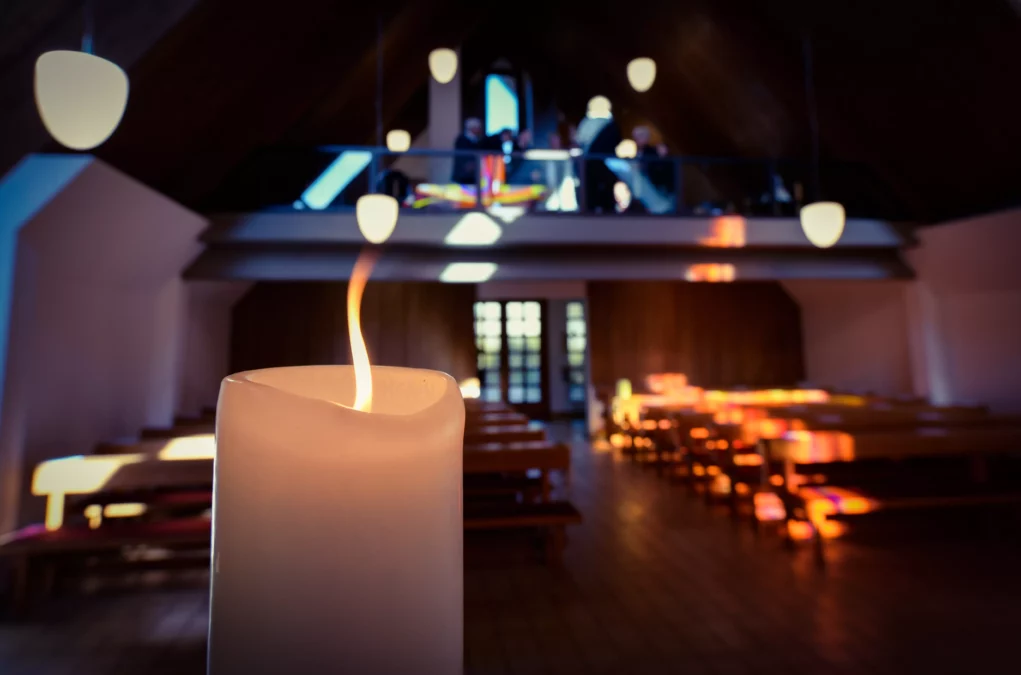 Symbolfoto zu einem Beitrag von 5min.at: Es ist eine Kerze zu sehen.