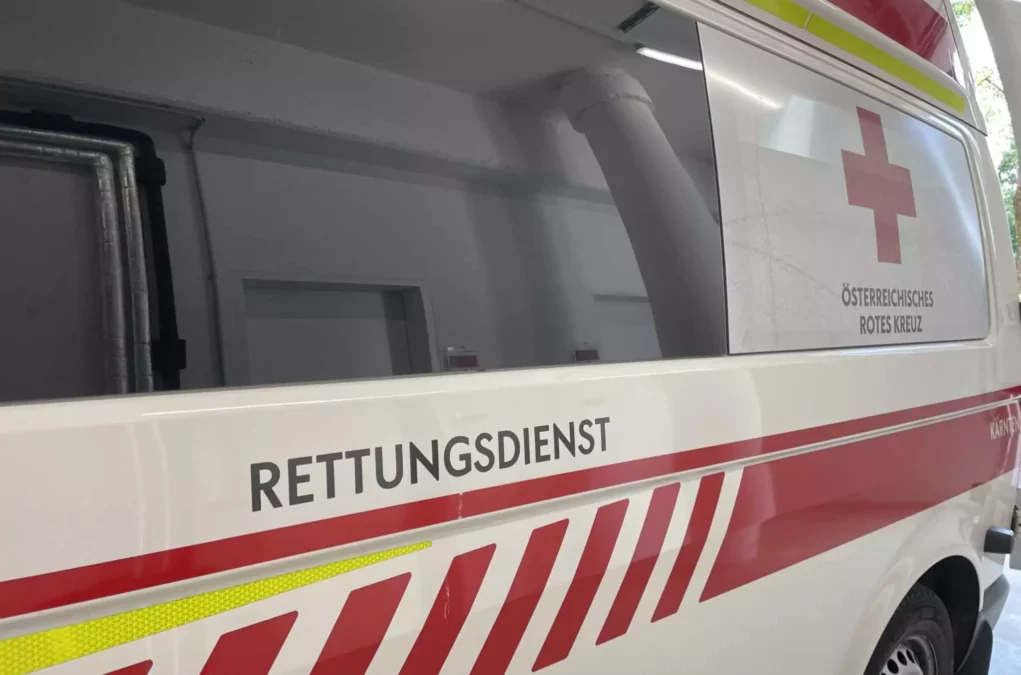 Symbolfoto von 5min.at: Auf dem Bild ist ein Krankenwagen zu sehen