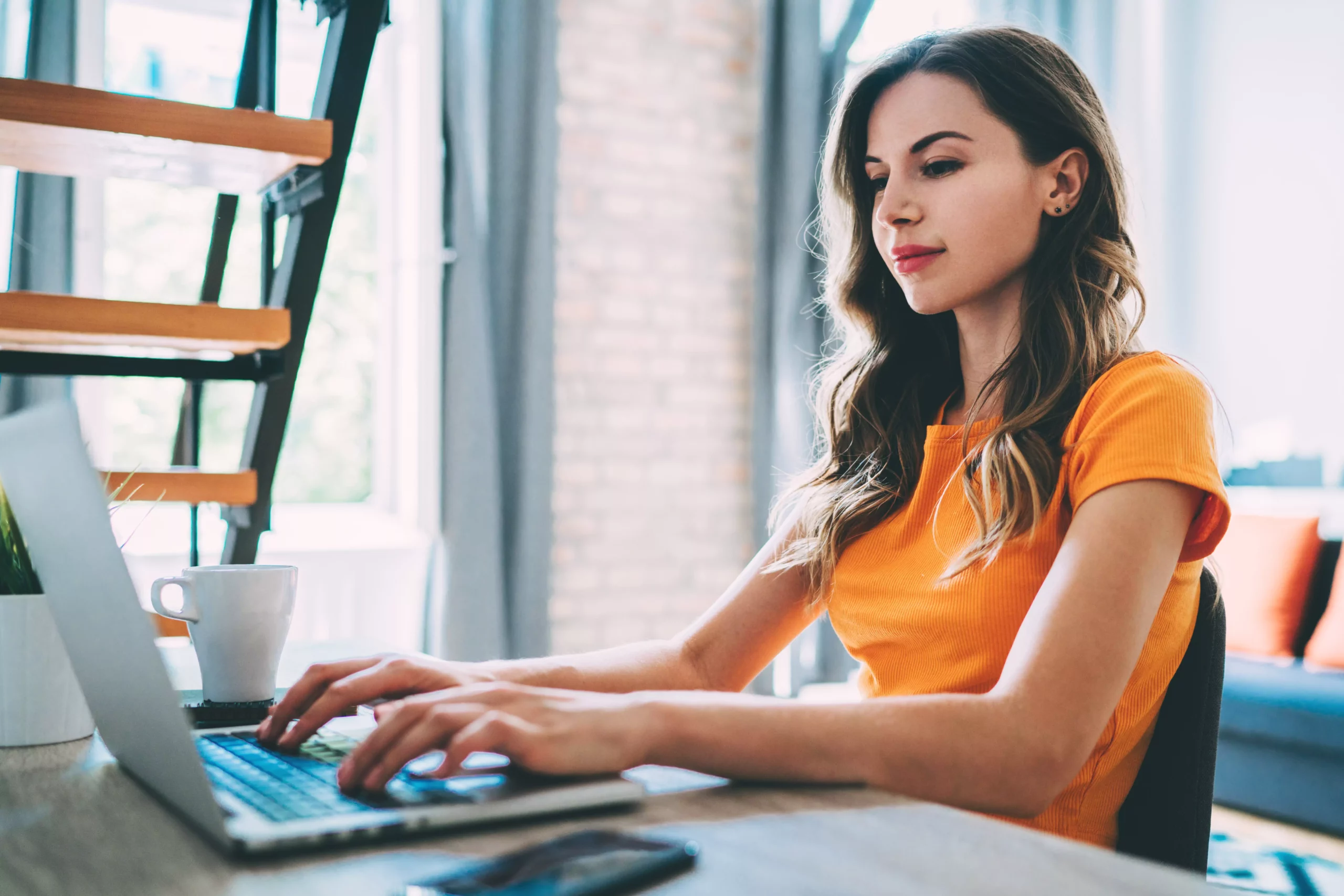 Symbolfoto von 5min.at: Frau arbeitet im Homeoffice an ihrem Laptop.