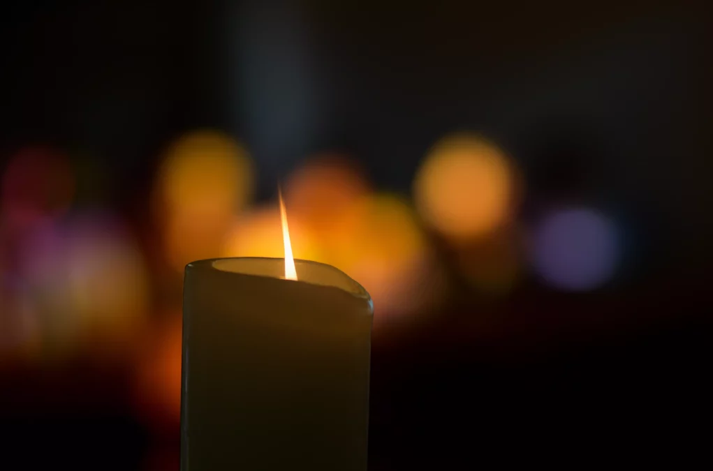 Symbolfoto zu einem Beitrag von 5min.at: Es ist eine Kerze zu sehen.