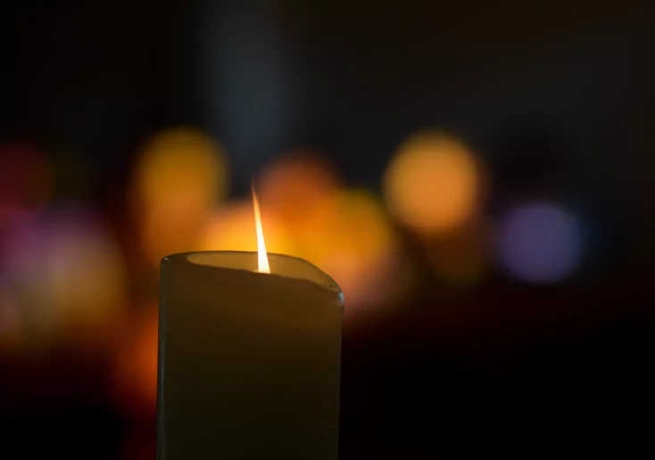 Symbolfoto zu einem Beitrag von 5min.at: Es ist eine Kerze zu sehen.