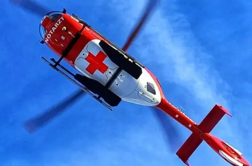 Symbolfoto von 5min.at: Ein Rettungshubschrauber am Himmel im Einsatz