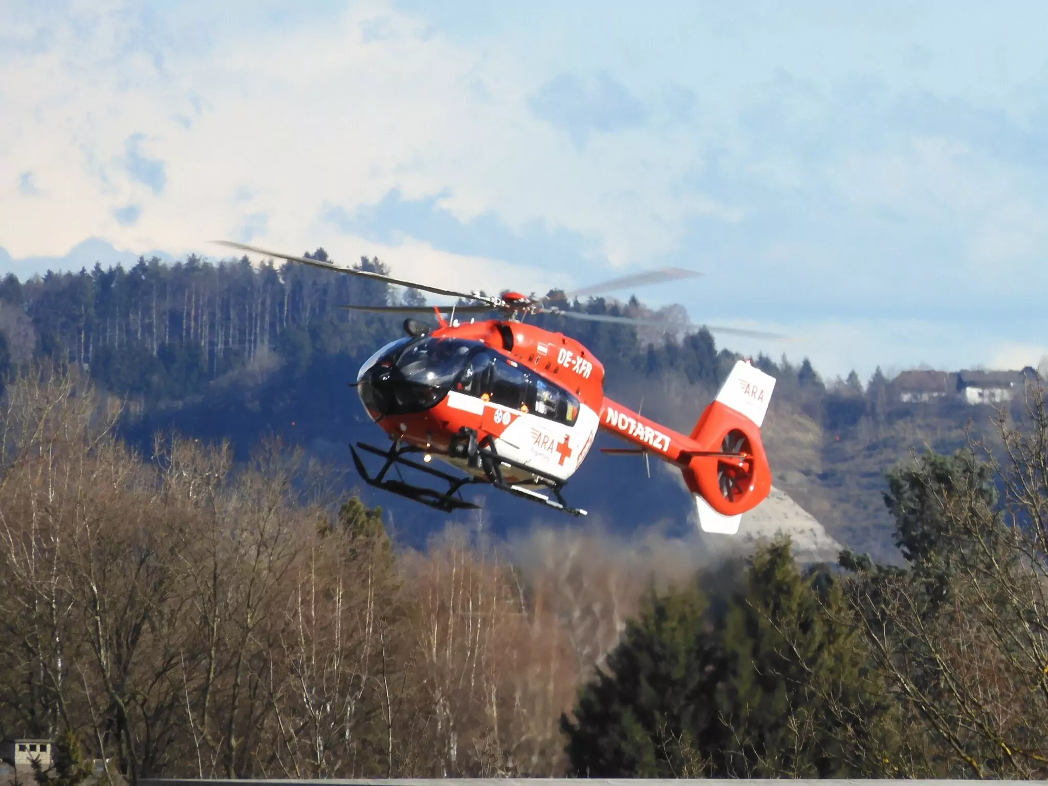Symbolfoto von 5min.at: Ein Rettungshubschrauber am Himmel im Einsatz