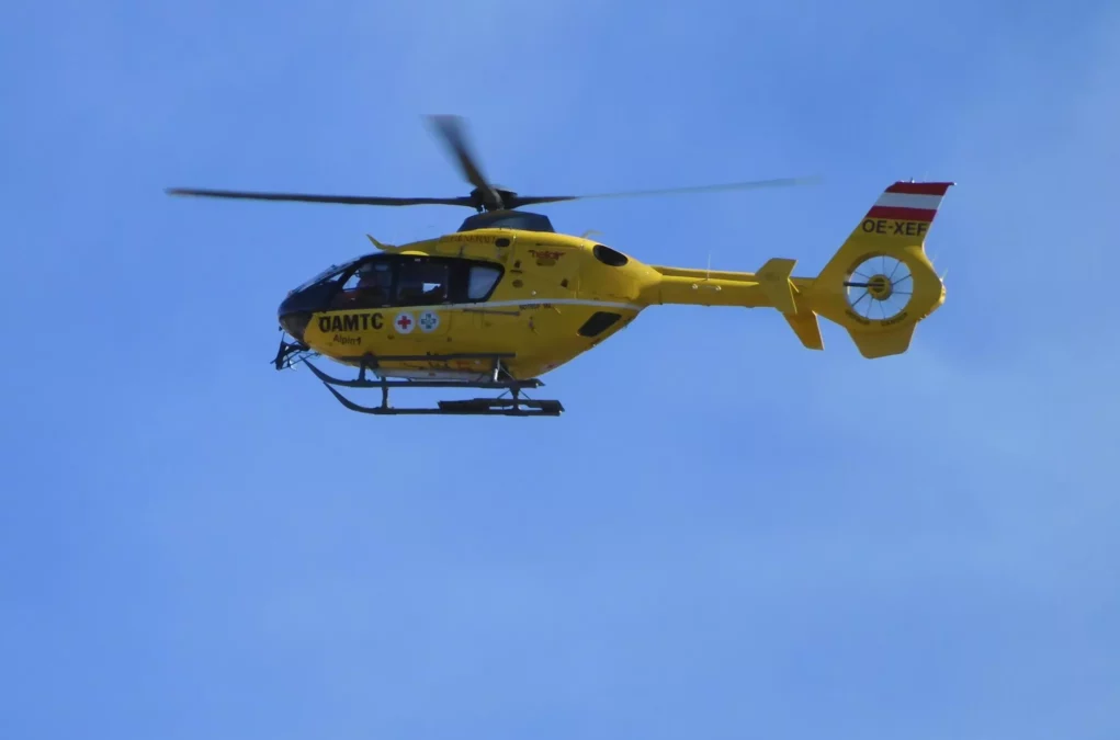 Symbolfoto von 5min.at: Ein Rettungshubschrauber C11 am Himmel im Einsatz
