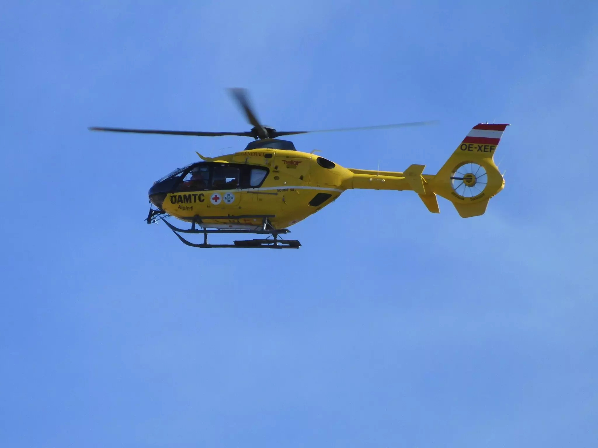Symbolfoto von 5min.at: Ein Rettungshubschrauber C11 am Himmel im Einsatz