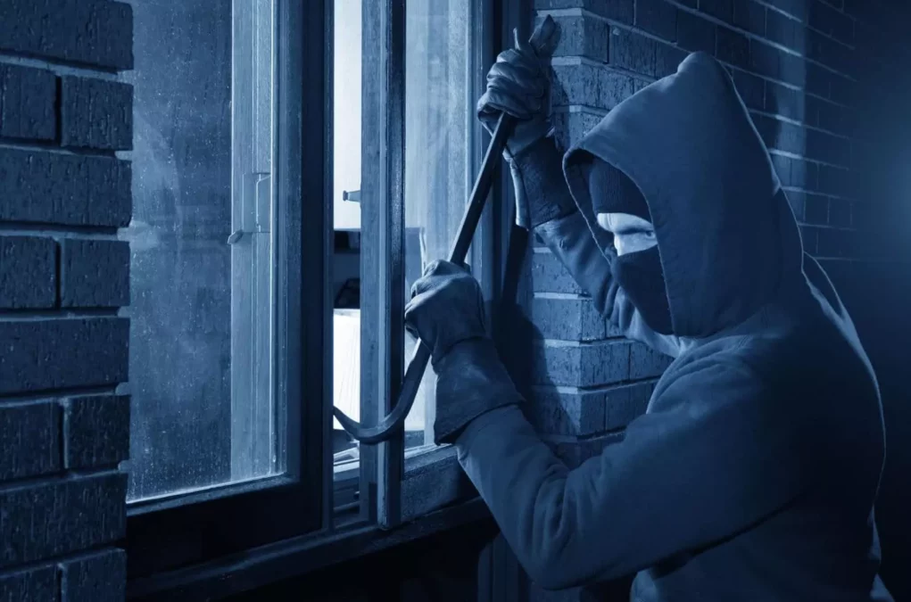 Symbolfoto zu einem Beitrag von 5min.at: Dieb bricht in ein Fenster ein.