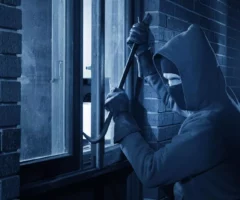 Symbolfoto zu einem Beitrag von 5min.at: Dieb bricht in ein Fenster ein.