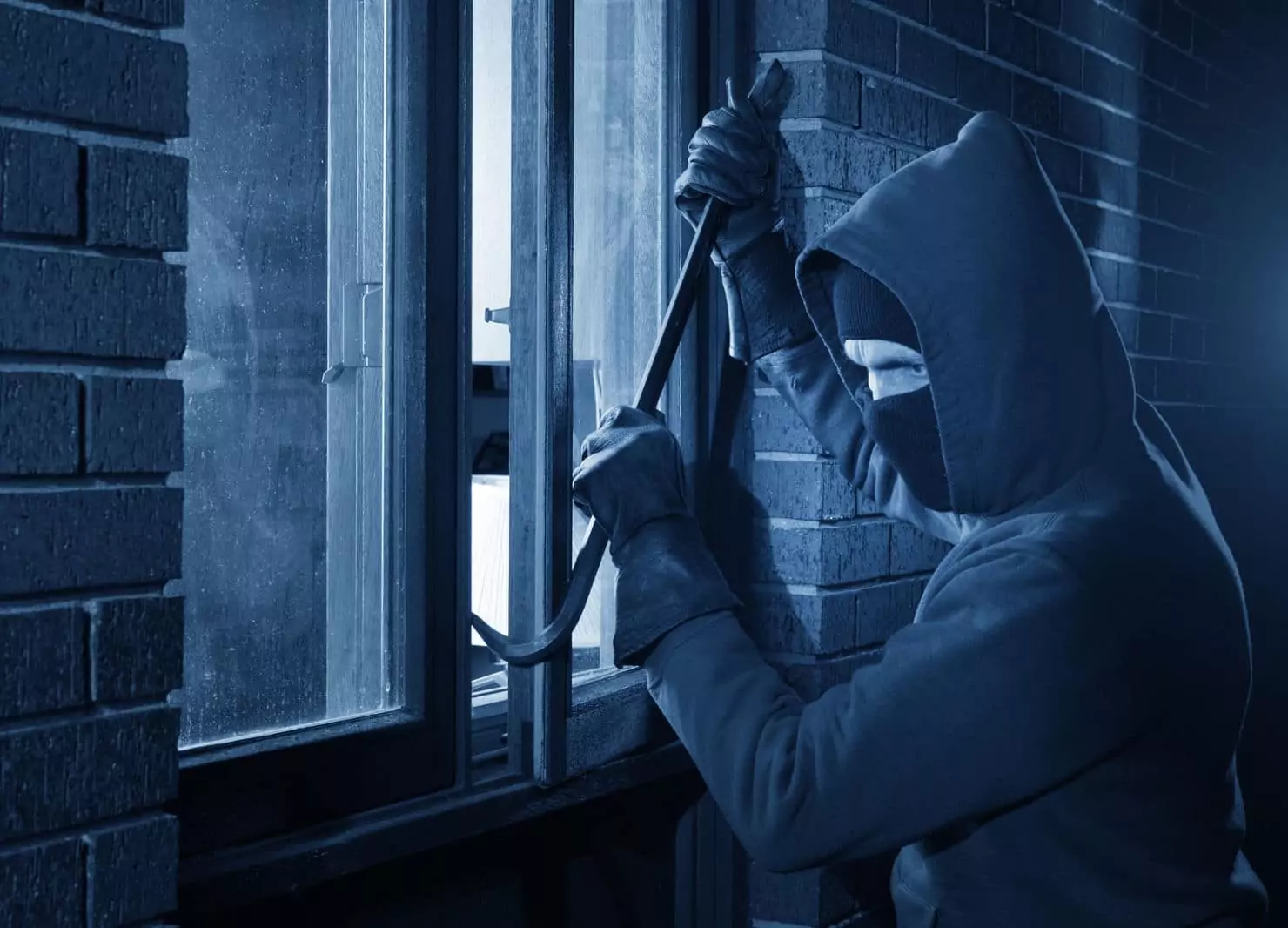 Symbolfoto zu einem Beitrag von 5min.at: Dieb bricht in ein Fenster ein.