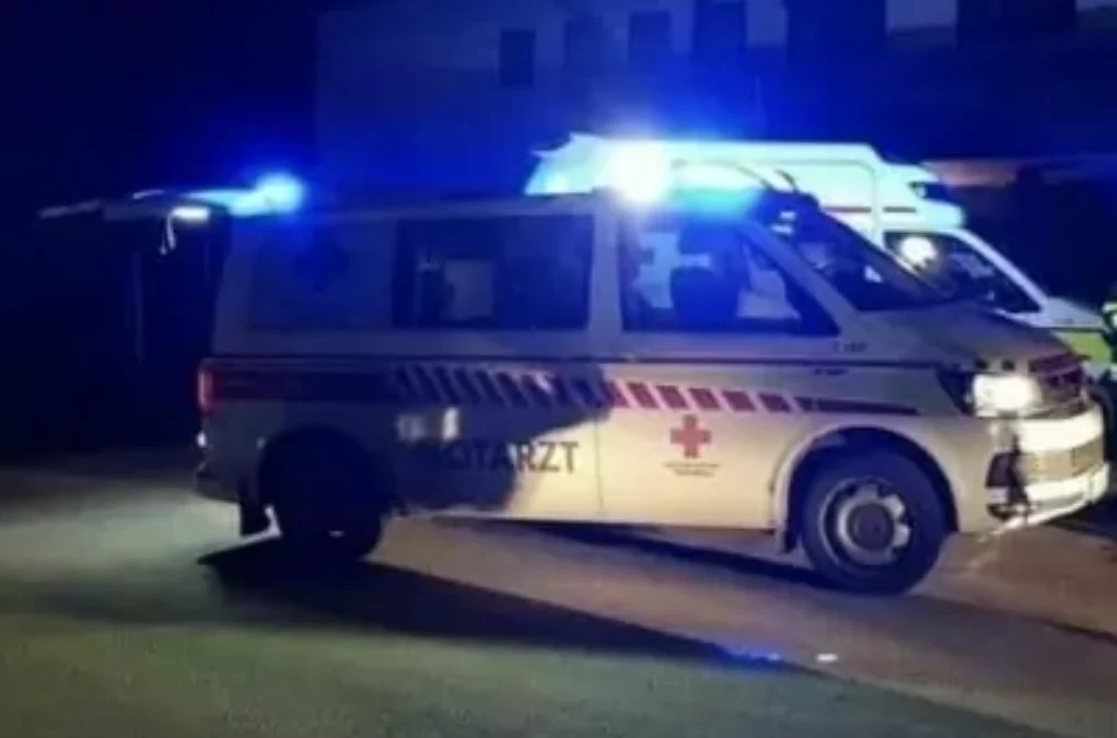 Symbolfoto von 5min.at: Ein Notarztwagen bei Nacht